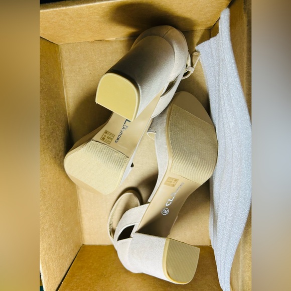 CL by Laundry Go On 2 Nude Faux Suede Sandal Size 8 NWOB - Picture 4 of 5